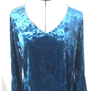 Womens Sz med/Large Green Valour Top, Longsleeves